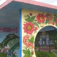 Художниця з-за кордону розмалювала зупинку у Зарваниці