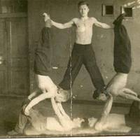 У мережі з`явилося рідкісне фото. Радянські військові спортсмени формують тризуб під час занять акробатикою!