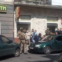 Біля залізничного вокзалу затримання зі стріляниною . ФОТО