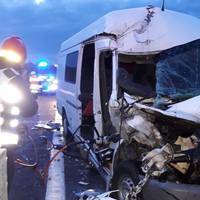 Мікроавтобус з українськими заробітчанами потрапив у жахливу аварію в Польщі, є загиблі та багато постраждалих (моторошні фото)