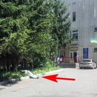 У Кременці поблизу лікарні лежав чоловік без ознак життя, повз якого всі байдуже проходили