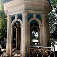 Через загрозу обвалу у Тернополі розпочали реконструкцію альтанки, що біля озера