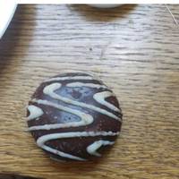 У Збаражі дивний чоловік пригощає людей пряниками з проколами від голки