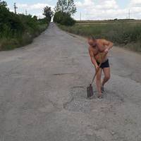 На Тернопільщині чоловік самостійно взявся латати ями у селі