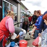 Бруд та мухи: що продають на стихійних ринках у Тернополі (фото)