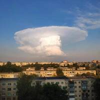 Моторошна хмара у формі ядерного гриба лякає жителів Тернопільщини (ФОТО)