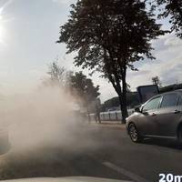 На дамбі горіла автівка. Люди самотужки гасили пожежу