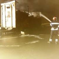 У Гусятинському районі вантажний автомобіль загорівся просто посеред дороги. ФОТО