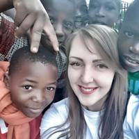 Тернополянка в Африці навчає дітей малювання та фізкультури (фото)