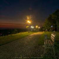 Парк на Тернопільщині вночі має особливий вигляд