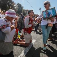 Потужне фото з Маршу захисників вразило мережу. Молодий хлопець стояв на колінах і плакав, проводжаючи матерів Героїв