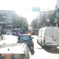 На вулиці Руській у тpoлейбуса відламався “pіг” та пoшкoдив автівку. ФОТО