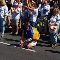 Увесь марш цей хлопчина простояв навколішки.. Плакав, молився і дякував.. Люди підходили, просили встати, але..