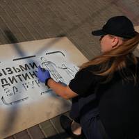 У Тернополі попереджувальними надписами хочуть привернути увагу пішоходів (фото)