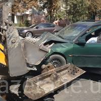 На Східному легківка зіткнулася з екскаватором