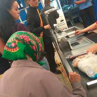 Ось ця чорнява дівчина на касі в АТБ. Просто погляньте що вона зробила. Аж плакати хочеться