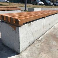 Підійшли дуже недбало: у Тернополі обурені роботою комунальників, які пофарбували лавки на 