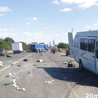 На перехресті Біла-Чистилів мікроавтобус із пасажирами врізався у фуру. Є потерпілі. ВІДЕО