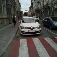 Шановні водії, не паркуйтесь так: у Тернополі чоловік провчив порушника (ФОТО)