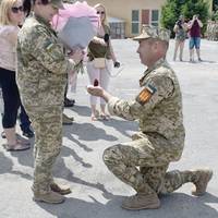 У Тернополі виконуючий обов’язки командира взводу романтично освідчився коханій
