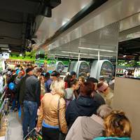 У пошуках халяви: тернополяни “окупували” новий супермаркет (ФОТО, ВІДЕО)