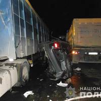 Жахлива аварія на Тернопільщині: автомобіль затиснуло між вантажівками (ФОТО)