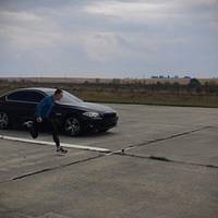 Хто швидший – людина чи автомобіль? У Тернополі провели незвичні перегони між легкоатлетом і спорткаром