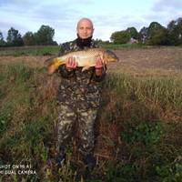 “Оце улов!”: чоловік на Тернопільщині впіймав величезну рибину (Фото)