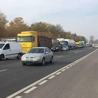 Біля тернопільського аеропорту перекрили дорогу. Рух транспорту заблокований