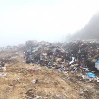 Пошкодили замок та зняли шлагбаум: на Тернопільщину знову завезли гори львівського сміття (Фото)