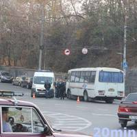 Поблизу 6 магазину автобус зіштовхнувся із авто. Є потерпілі