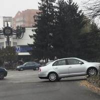 ДТП біля фабрики меблів: автомобіль вилетів на газон і врізався в паркан