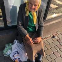 У бабусі з Теребовлі відібрали житло, змусивши її жебракувати (ФОТО)