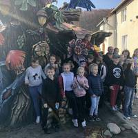 НА ТЕРНОПІЛЬЩИНІ ЧОЛОВІК СТВОРИВ НА ПОДВІР`Ї КАЗКОВЕ МІСТЕЧКО З СКУЛЬПТУР