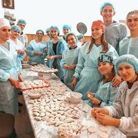 Студенти тернопільського медуніверситету ліпили вареники для воїнів (ФОТО)