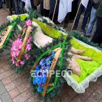 Свиня у труні під Верховною Радою. У Києві знову протестують аграрії (ФОТО)