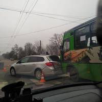 Маршрутка заїхала в машину. Фото з місця ДТП