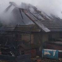 Дах будівлі вигорів вщент: у Кутківцях трапилась пожежа (фото)