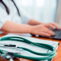 Виплати лікарняних та декретних в Україні призупинили. Чому?