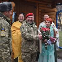 У капличці Тернопільської артилерійської бригади повінчали військового і волонтерку