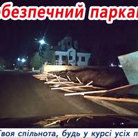 У Кременці на жінку з дитиною обвалилася 50-метрова огорожа: у потерпілої сильні забої