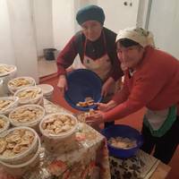 Жителі села Білозірка на Лановеччині наліпили вареників для воїнів на сході