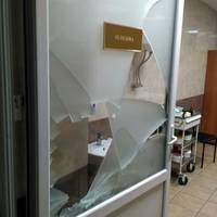 П`яна компанія потрощила двері у приймальному відділенні тернопільської лікарні