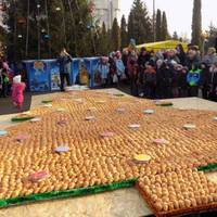 У Шумську склали ялинку з випічки