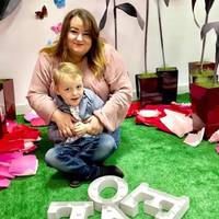 Жителька Збаража продає новорічні прикраси, щоб зібрати на реабілітацію сина