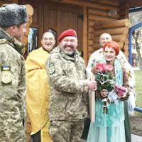 “Шукав нас на милицях по всьому місту”: у Тернополі одружилися військовий та волонтерка