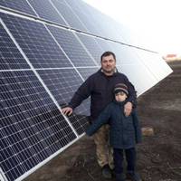 Молоде подружжя з Тернопільщини першими у селі встановили сонячні панелі