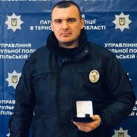 У Тернополі нагородили патрульного, який врятував самогубця