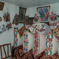 «Затишок та колорит української хати»: на Тернопільщині жінка оздобила свою оселю вишивкою