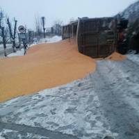 В Бучачі перекинулась вантажівка з зерном (фото)